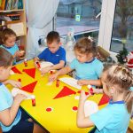 Детей пярнуского детского сада «Келлуке» посетили веселые гномики