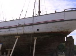 Затонувший в Пярну старый деревянный парусник надеются восстановить