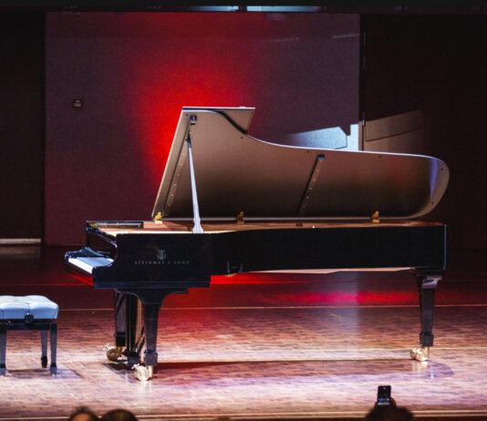 Пярнуский концертный зал показал элитный рояль