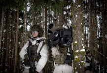 Жители Пярнумаа выступают против строительства в регионе оборонно-промышленного парка Эстонские военные с противотанковым ракетным комплексом Javelin. Автор фото: Alain Jocard